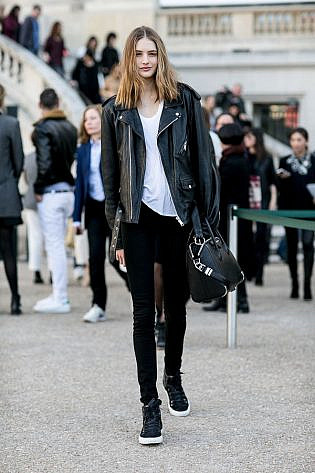 Photo by <a href=" http://bit.ly/1OkDrPJ" rel="nofollow" target="_blank">Vincenzo Grillo</a> Models off Duty Paris Fashion Week AW 2015