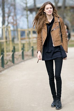 Photo by <a href=" http://bit.ly/1OkDrPJ" rel="nofollow" target="_blank">Vincenzo Grillo</a> Models off Duty Paris Fashion Week AW 2015
