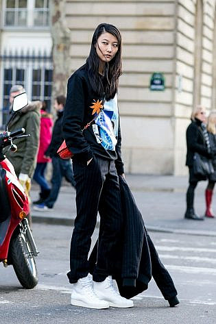 Photo by <a href=" http://bit.ly/1OkDrPJ" rel="nofollow" target="_blank">Vincenzo Grillo</a> Models off Duty Paris Fashion Week AW 2015