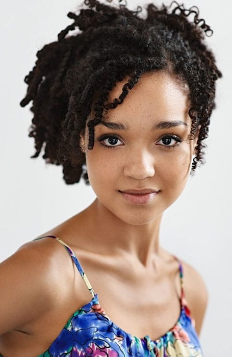 30 Easy Hairstyles for Short Curly Hair - The Trend Spotter