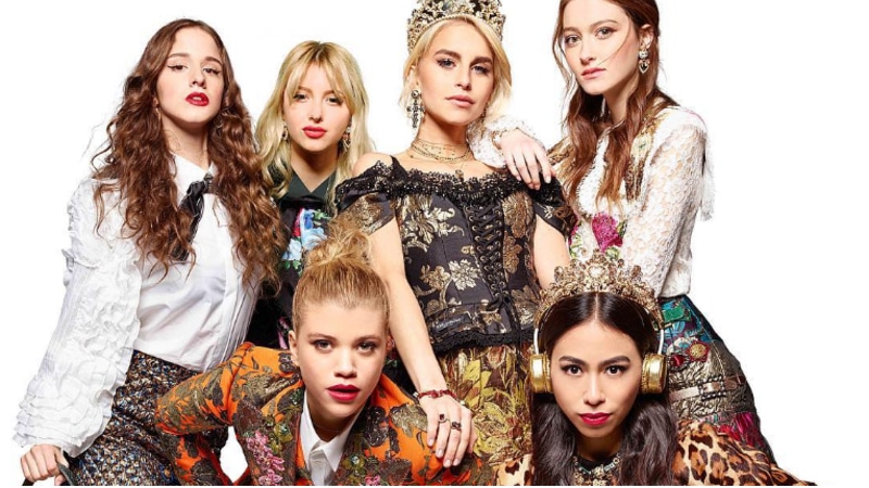 Fashion News - Vogue Japan’s Newest Cover Features a Record-Breaking 67 Models