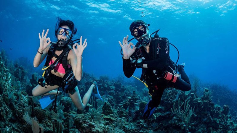 padi-diving-instructor-with-student
