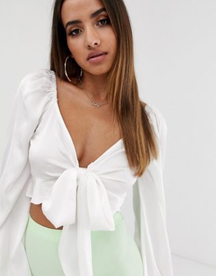 Prettylittlething Crop Top con cravatta frontale e manica larga in bianco