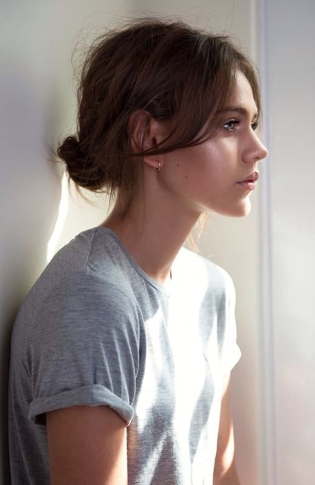 15 Best Messy Bun Hairstyles For Women In 2021 The Trend Spotter Buns and bangs were my go to style for much of the nineties and i am happy to report that they are still a thing. 15 best messy bun hairstyles for women