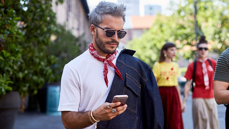 Como usar uma bandana à volta do pescoço