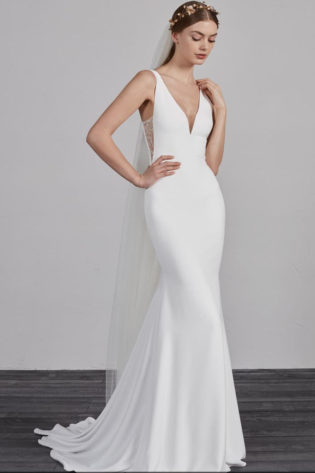 Estilo V Neck Crepe Trumpet Gown