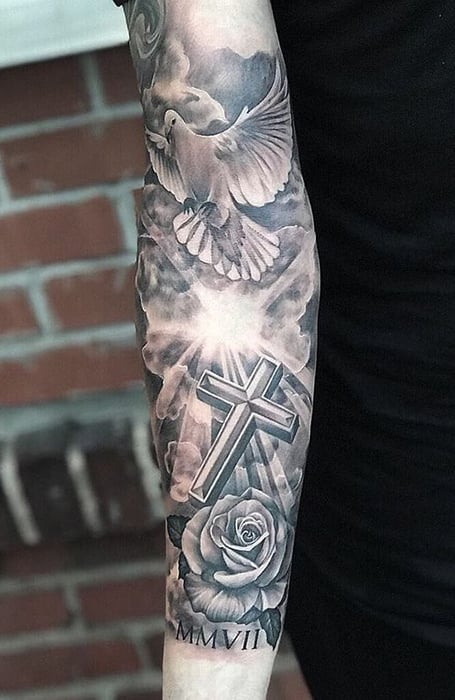 Arm tattoo mann kreuz