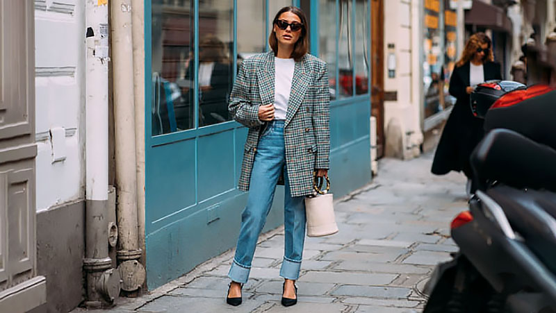 How to Wear Mom Jeans With Style - The Trend Spotter