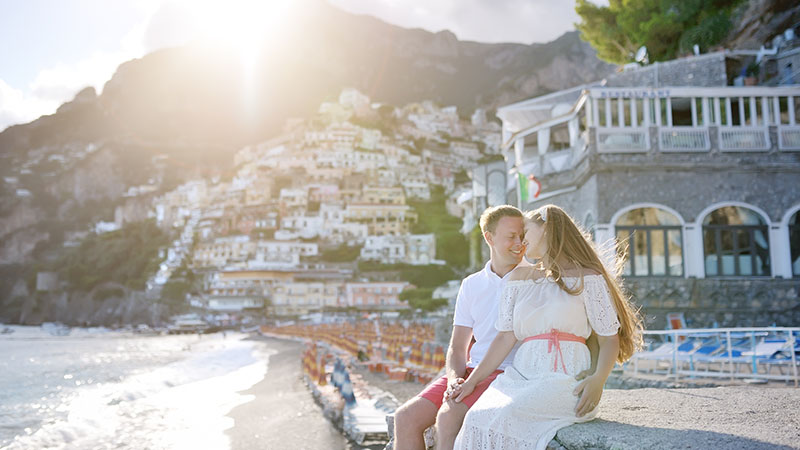 Jeune couple près de la plage en journée ensoleillée, Positano, Côte Amalfitaine, Italie