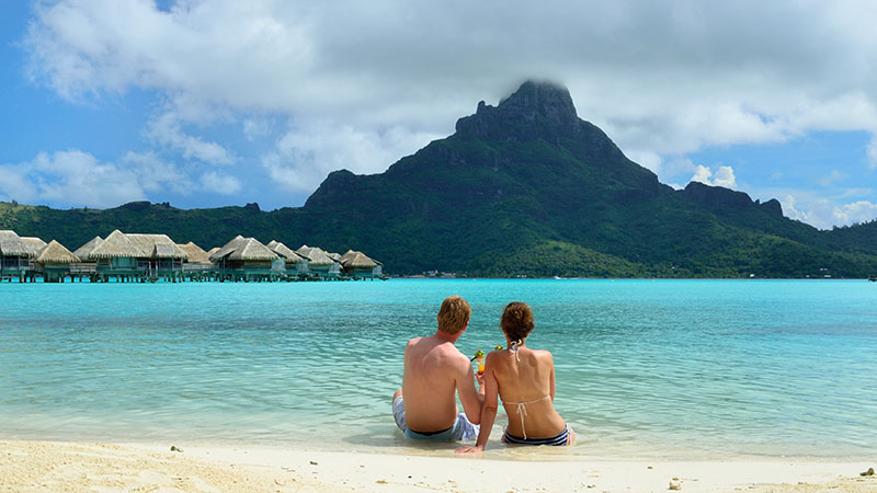 Couple de lune de miel romantique sur Bora Bora