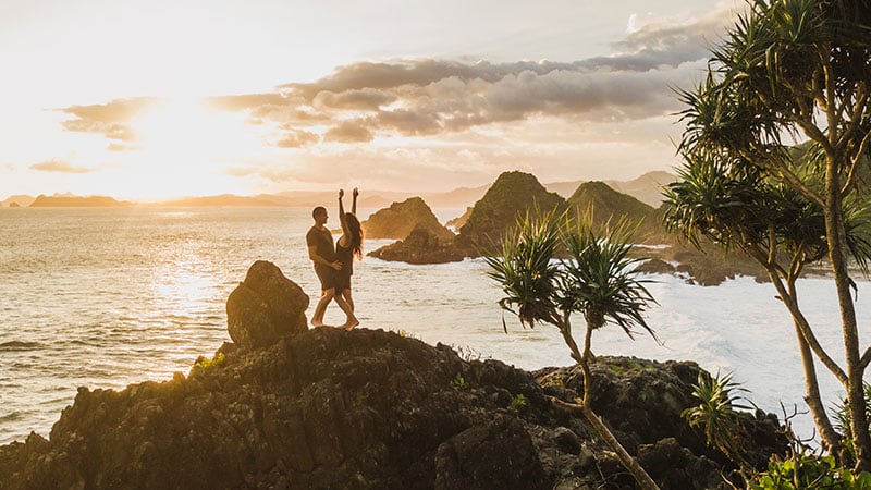 Couple amoureux, apprécier, coucher soleil, à, incroyable, océan, et, vue montagne