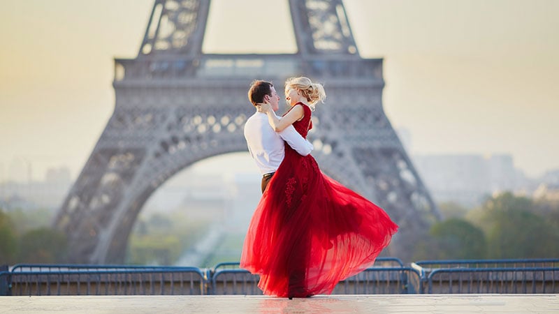 Couple dansant devant la Tour Eiffel à Paris, France