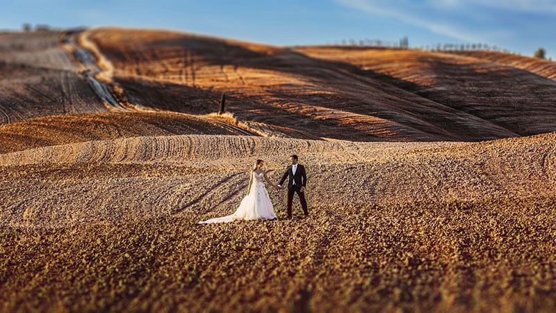 Jeune couple de mariage en été en Toscane