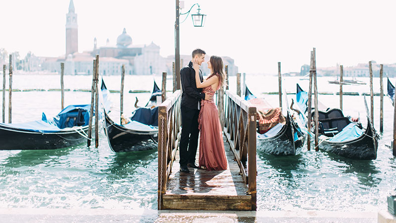 Couple sur une lune de miel à Venise
