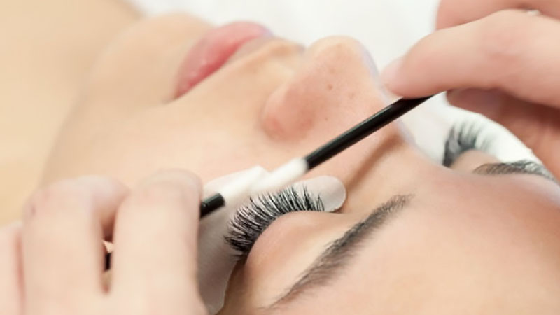 Apply The Liquid To The Lashes