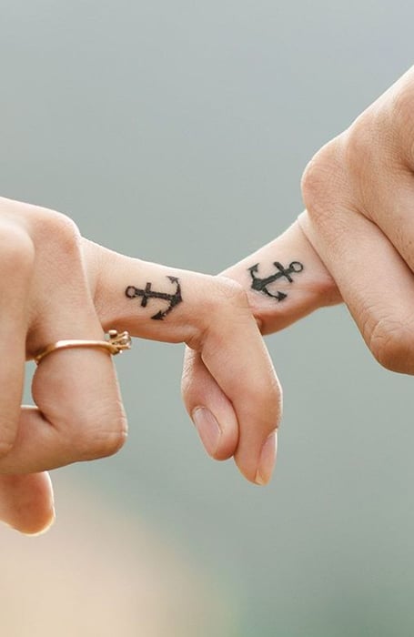 Anker-Finger-Tattoo