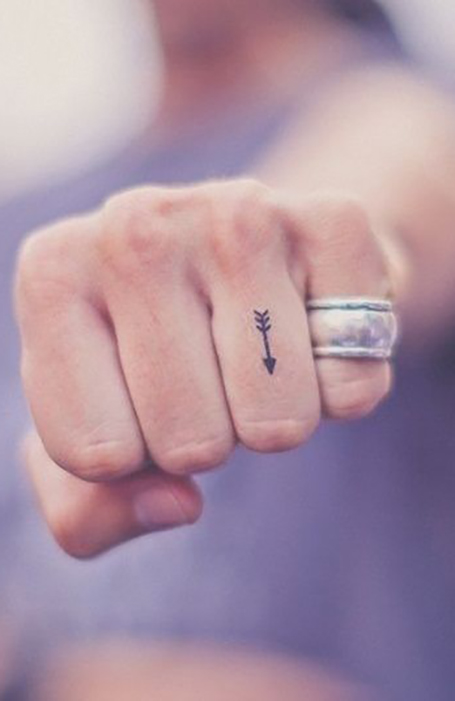 Pfeil-Finger-Tattoo