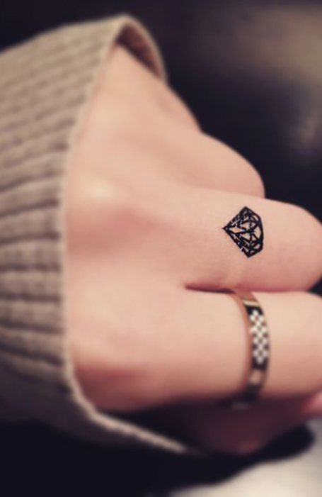 Diamanten-Finger-Tattoo