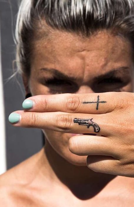 Gewehr-Finger-Tattoo