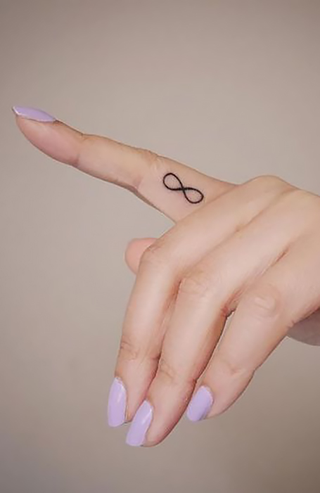 Unendlichkeits-Fingertattoo