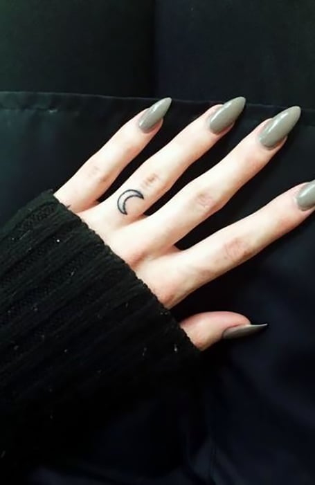 Mond-Finger-Tattoo