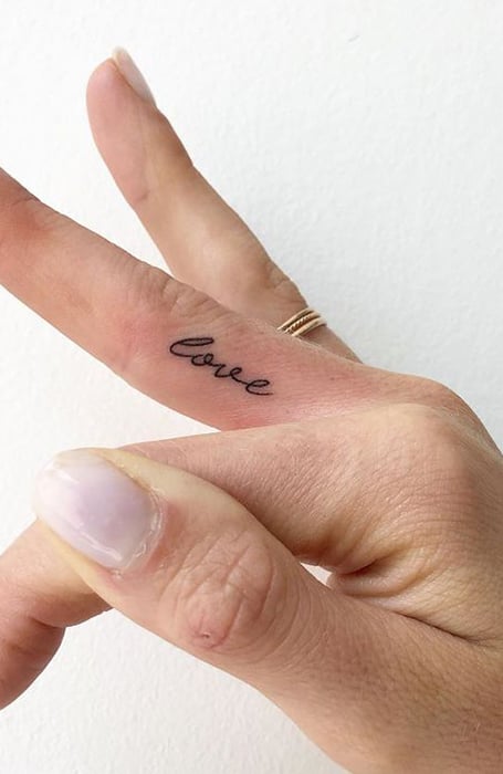 Seiten-Finger-Tattoo