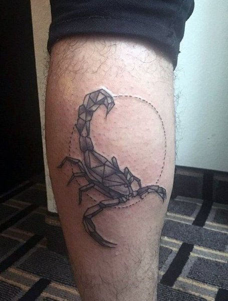 Tatuaggio della gamba dello scorpione