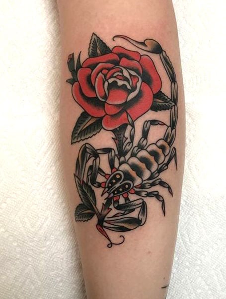 Tatuaje de rosa escorpión