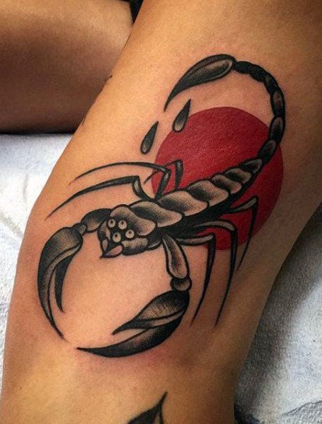 tatuaje de escorpión en el muslo