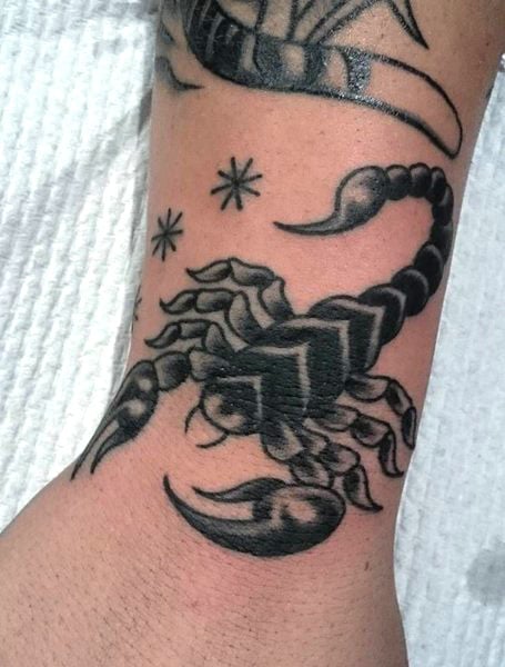 Tatuaggio scorpione da polso