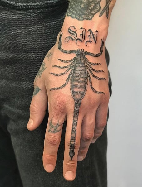 Tatuaje de escorpión en la mano1