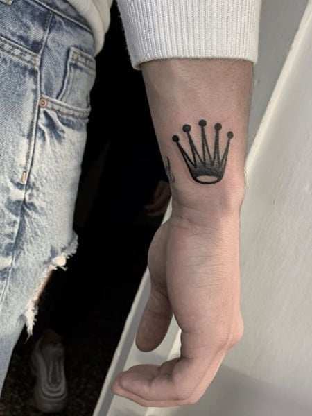 Aggregate more than 70 queen crown tattoo on finger super hot - thtantai2