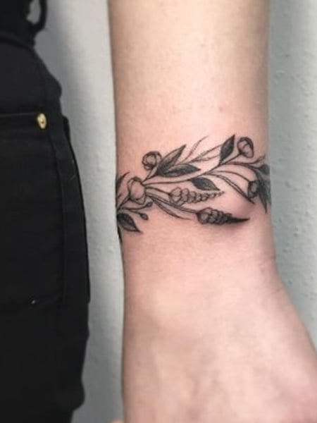 Bracelet tattoo | Wrist bracelet tattoo, Small wrist tattoos, Ankle bracelet  tattoo