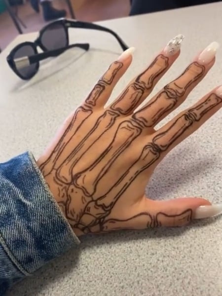 Skeleton hand tattoo  Tatuagem na mão Tatuagem Mãos