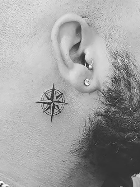  Tatouage D'Étoile Derrière L'Oreille Des Hommes