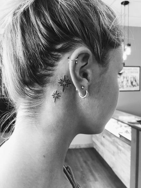  Tatouage D'Étoile Derrière L'Oreille