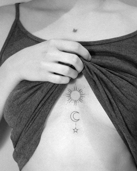  Underboob Stern und Mond Tattoo