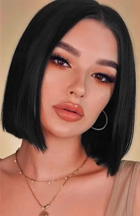 Image of Sleek lob with a middle part