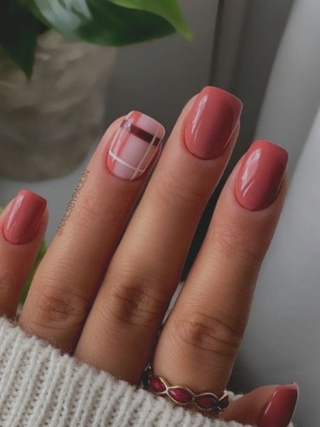 Gingham Print On Short Acrylic Nails