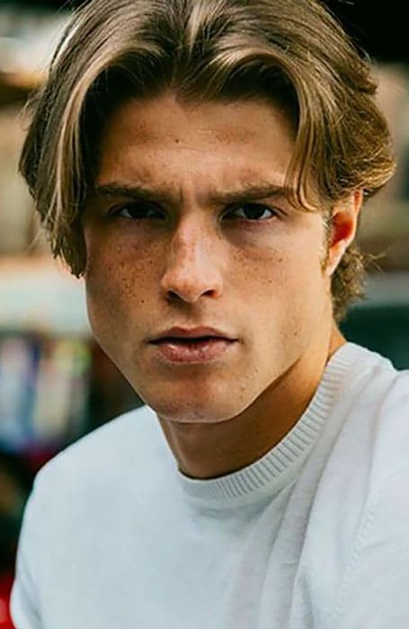 25 Stylish Middle Part Hairstyles for Men in 2023 - The Trend Spotter