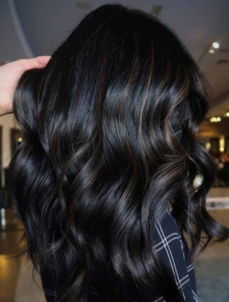 40 Inspiring Ways to Get Black Hair with Highlights