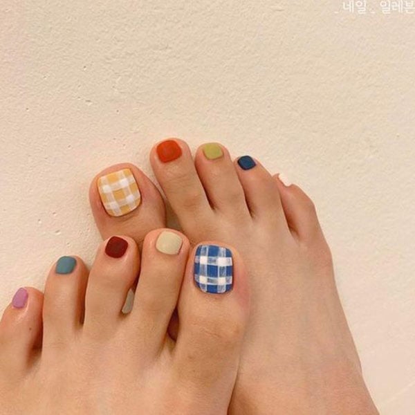 Gingham Toe Nails