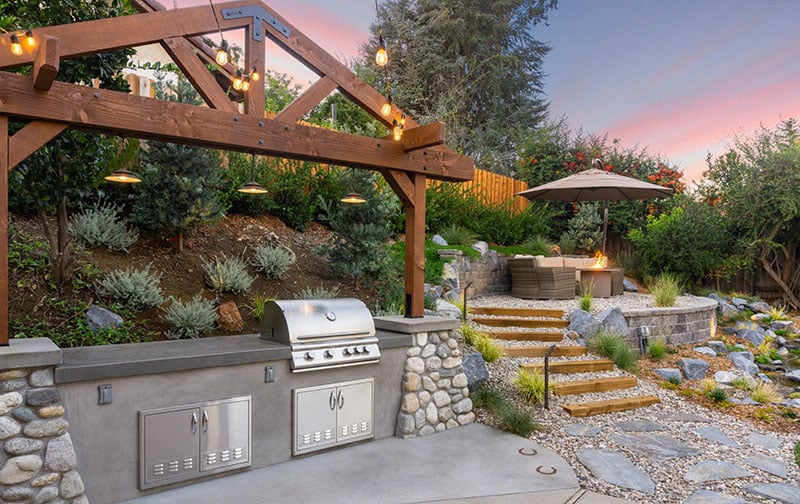 Outdoor Kitchen And Entertainment