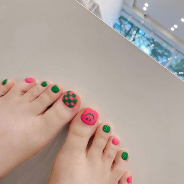 Trendy Pink And Green Toe Nails