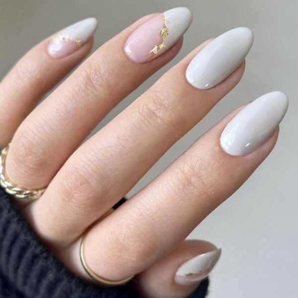 White And Gold Nails (2)