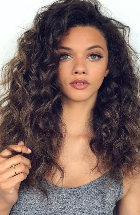 45 Chic Medium Length Wavy Hairstyles in 2023