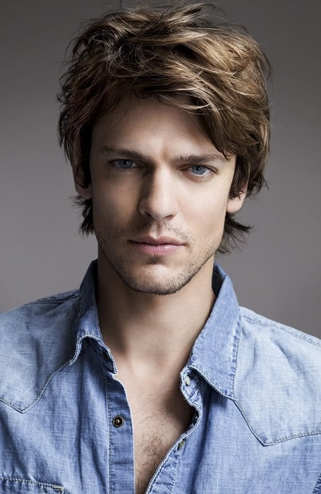 15 Best Feathered Hair Looks for Men in 2023 - The Trend Spotter 15 Best Feathered Hair Looks for Men in 2023 - The Trend Spotter