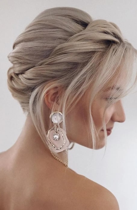 30 Updos for Short Hair to Feel Inspired & Confident in 2023 - Hair Adviser  | Comment coiffer les cheveux courts, Chignon mariage cheveux mi longs,  Coiffure mariage carré