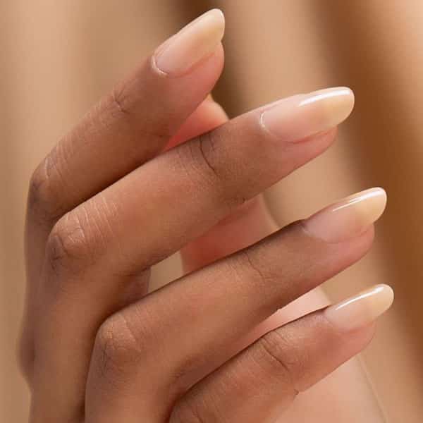 Manucure américaine sur les ongles en amande