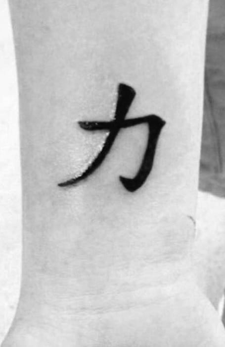 Chinese symbol for strength  Tatuagem feminina na mao Tatoo Tatuagem